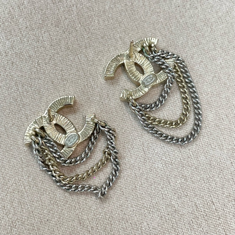 特價優惠! 只做到 9/11! Chanel 21b 雙C水鑽香檳金x銀色鏈條耳環 XB803-3