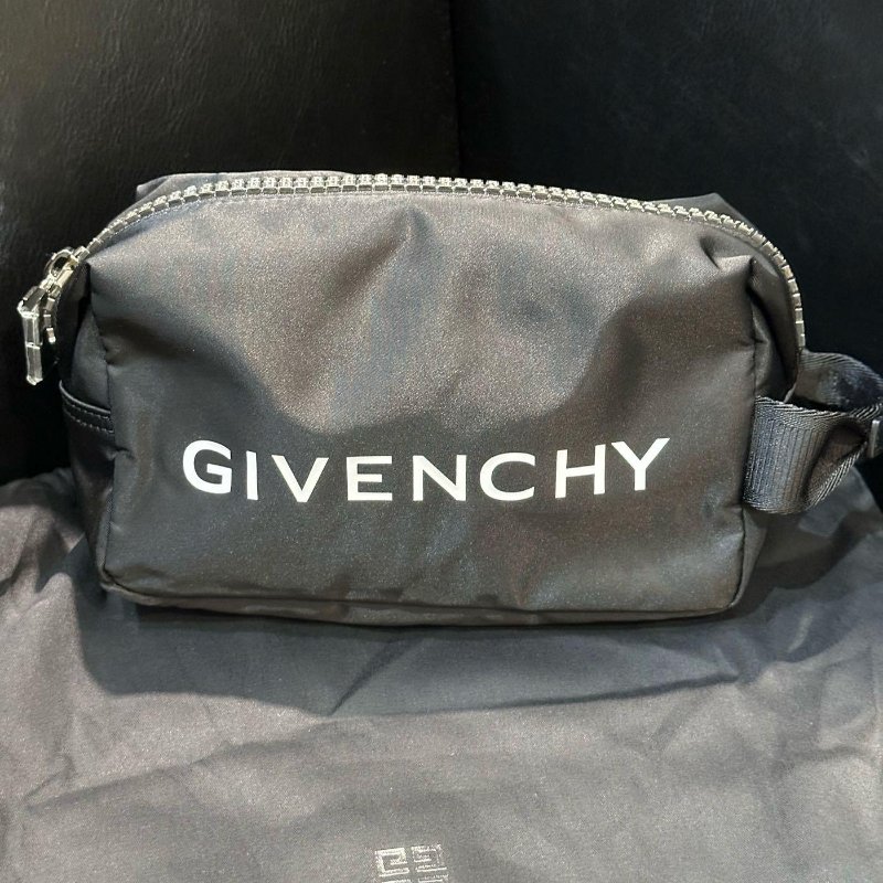 💎Han's house精品服飾💎GIVENCHY 紀梵希Logo 尼龍 防水 手拿包  20X12X8CM 現貨 原價20500-0
