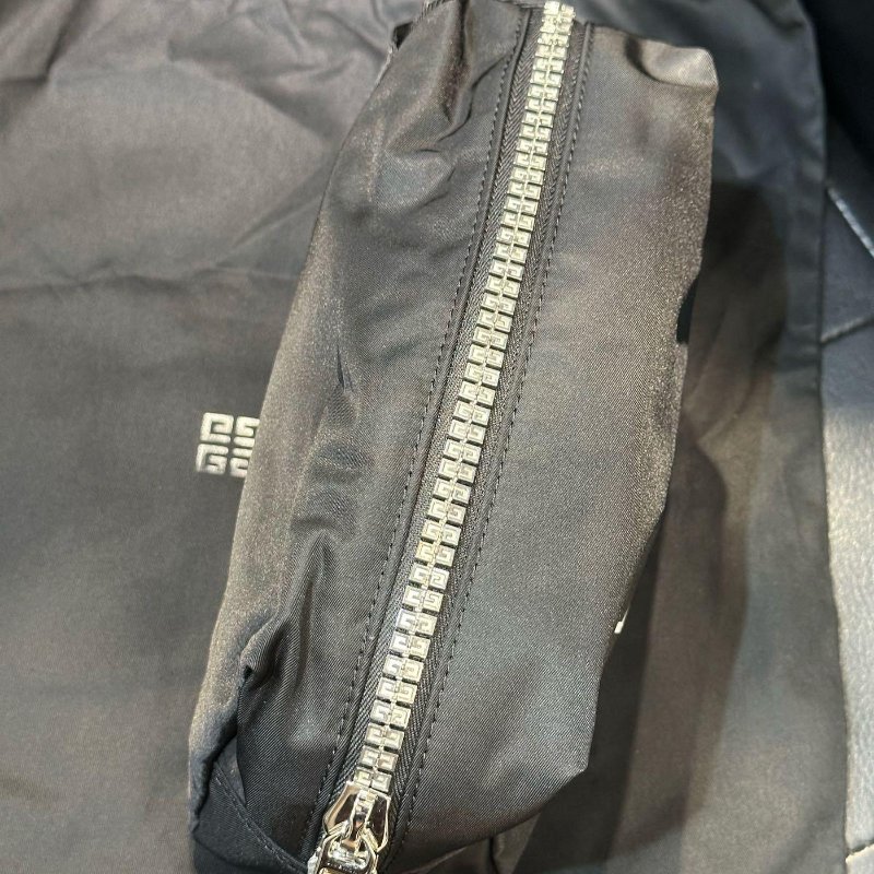 💎Han's house精品服飾💎GIVENCHY 紀梵希Logo 尼龍 防水 手拿包  20X12X8CM 現貨 原價20500-8