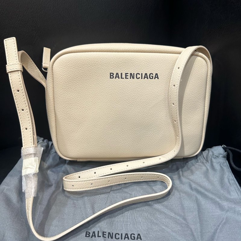 💎Han's house精品服飾💎Balenciaga 巴黎世家 中號 小牛皮 相機包  現貨 原價31000-1