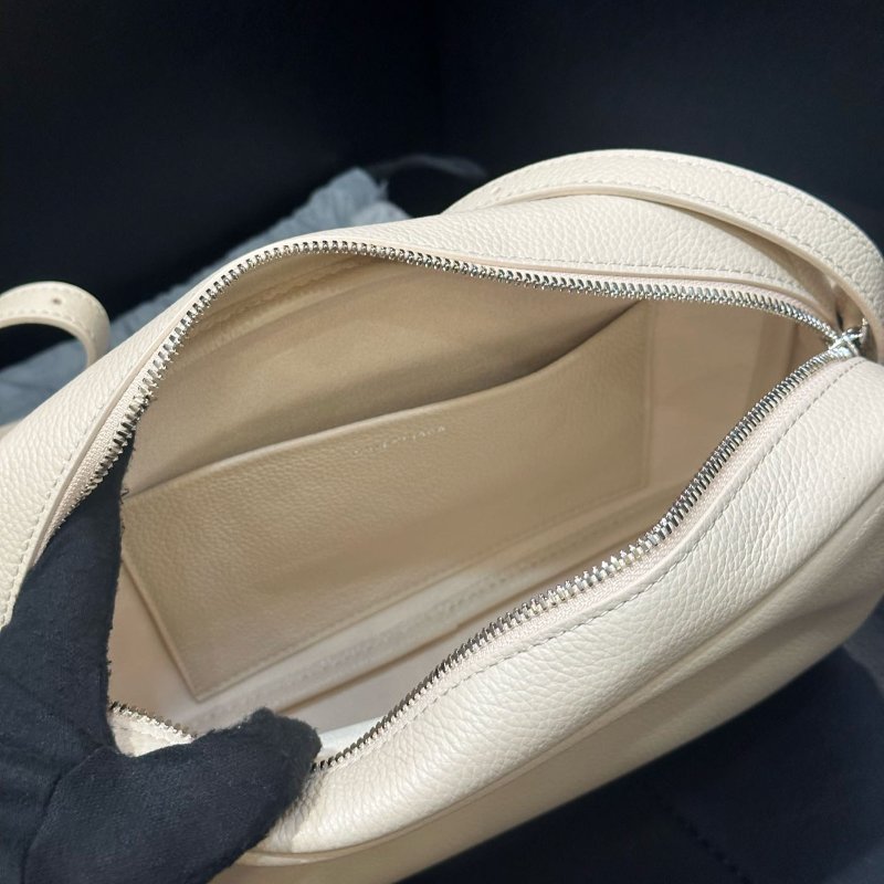 💎Han's house精品服飾💎Balenciaga 巴黎世家 中號 小牛皮 相機包  現貨 原價31000-2