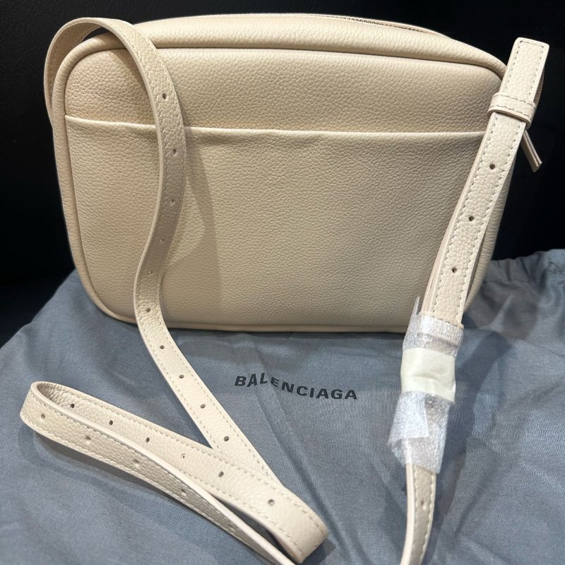 💎Han's house精品服飾💎Balenciaga 巴黎世家 中號 小牛皮 相機包  現貨 原價31000-3