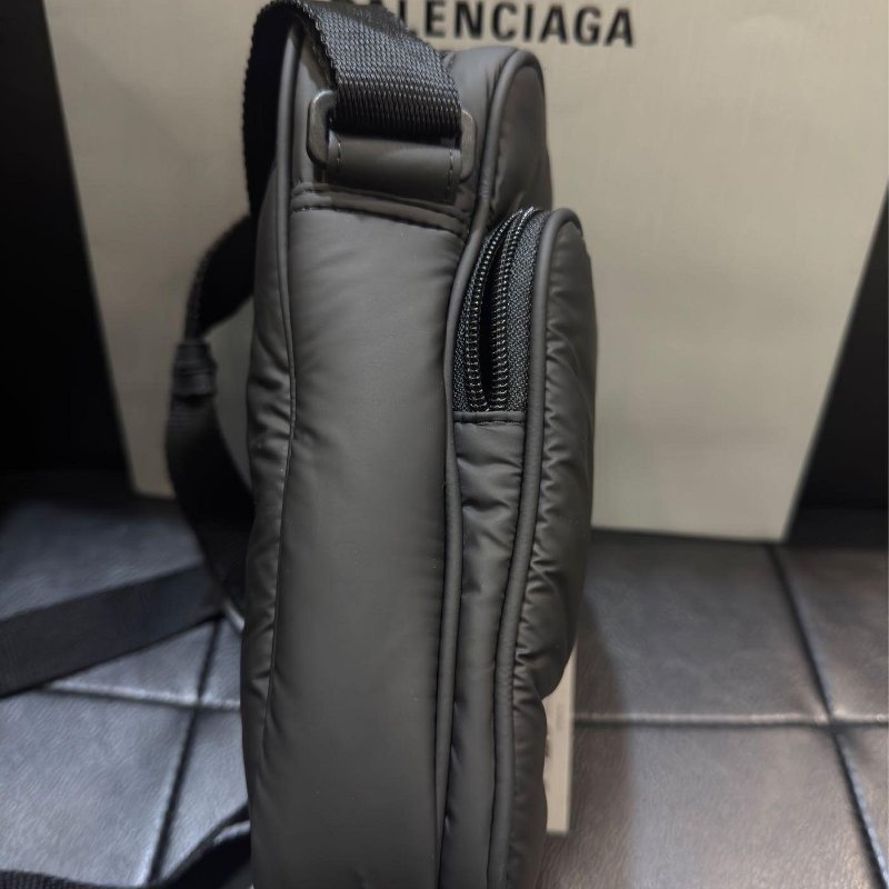 💎Han's house精品服飾💎Balenciaga 巴黎世家 尼龍 防水 斜背包-7