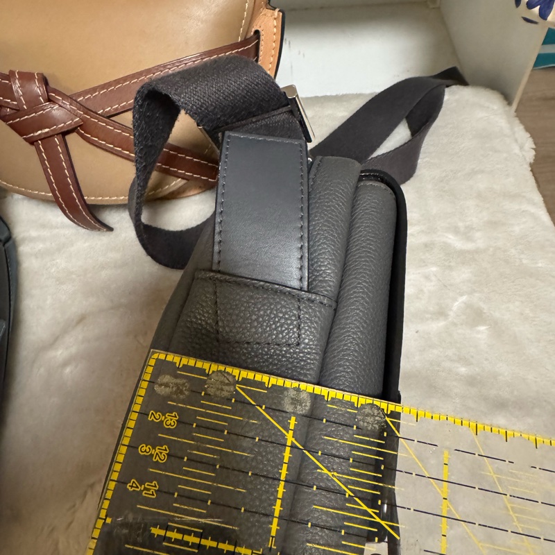 Loewe 大象灰郵差包 背過兩次（約5小時）-25