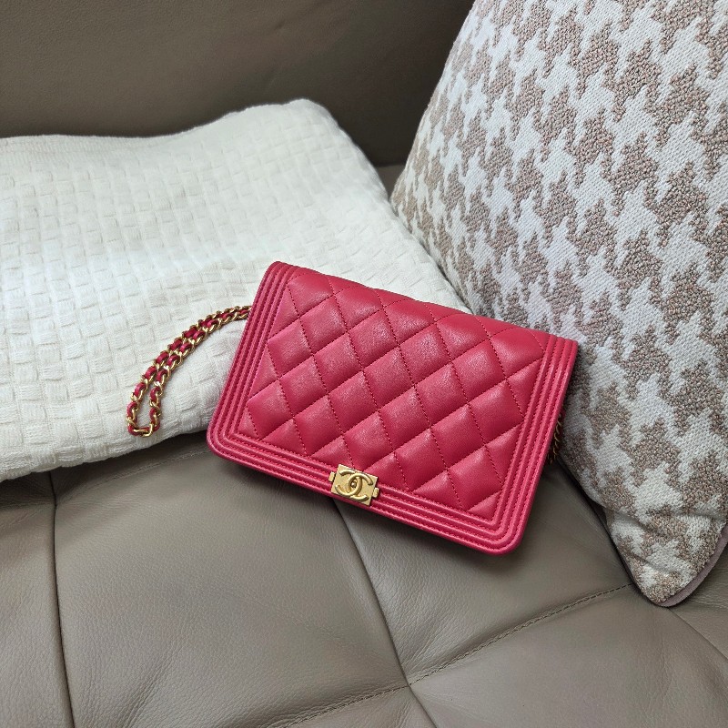Chanel 紅羊皮霧金釦下蓋6卡 Boy WOC-0