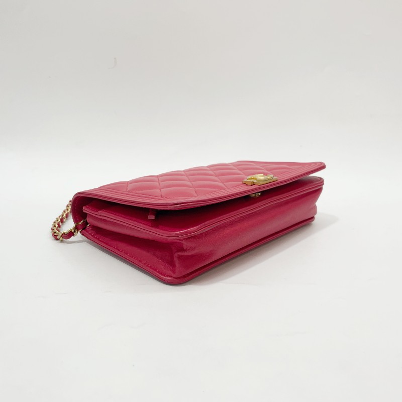 Chanel 紅羊皮霧金釦下蓋6卡 Boy WOC-6