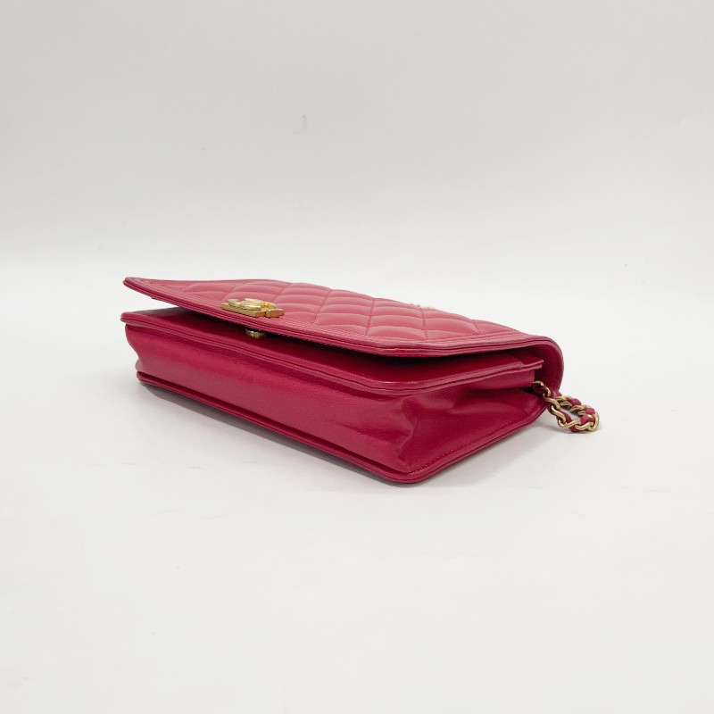 Chanel 紅羊皮霧金釦下蓋6卡 Boy WOC-7