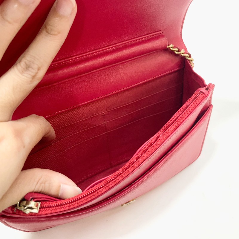 Chanel 紅羊皮霧金釦下蓋6卡 Boy WOC-9