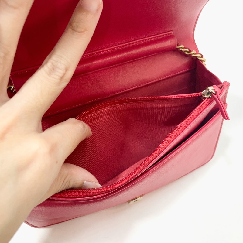 Chanel 紅羊皮霧金釦下蓋6卡 Boy WOC-10