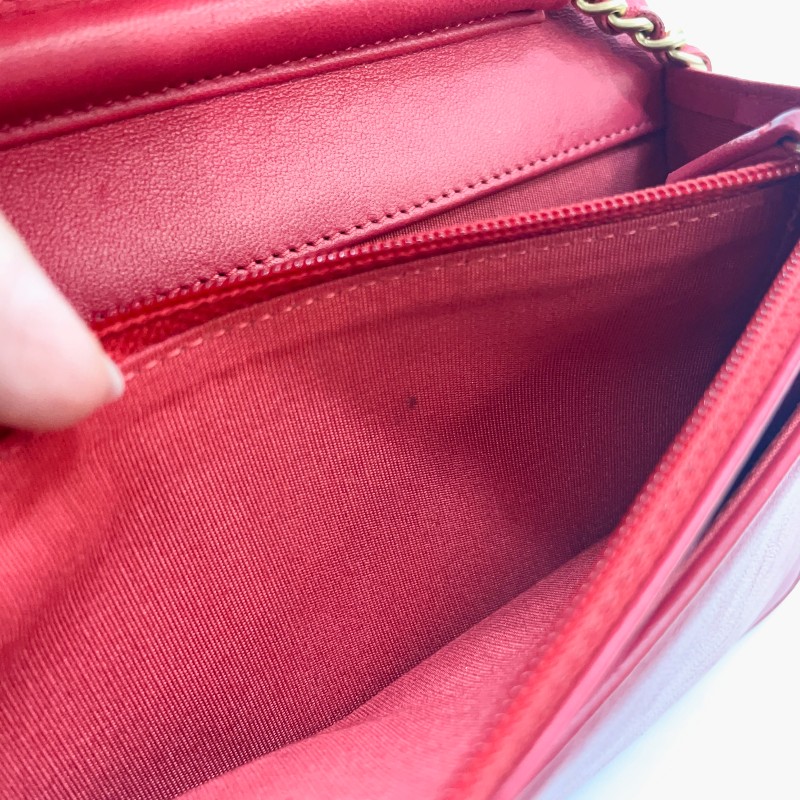 Chanel 紅羊皮霧金釦下蓋6卡 Boy WOC-24