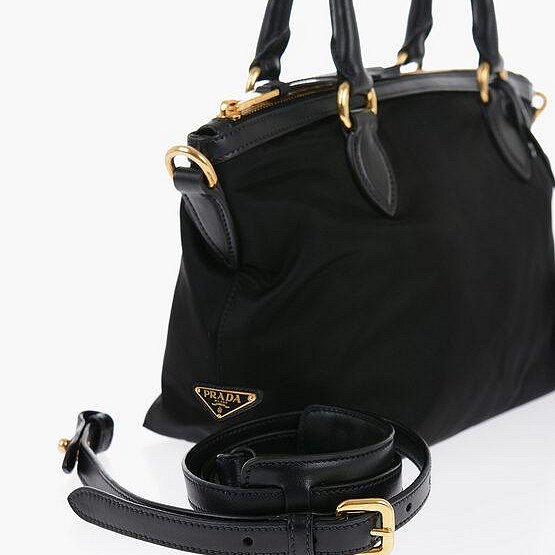 💎Han's house精品服飾💎PRADA 三角鐵牌 帆布 牛皮 包 義大利製 現貨 附可拆卸肩帶男生可換粗背帶 原價54000-1