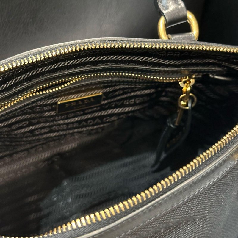 💎Han's house精品服飾💎PRADA 三角鐵牌 帆布 牛皮 包 義大利製 現貨 附可拆卸肩帶男生可換粗背帶 原價54000-2