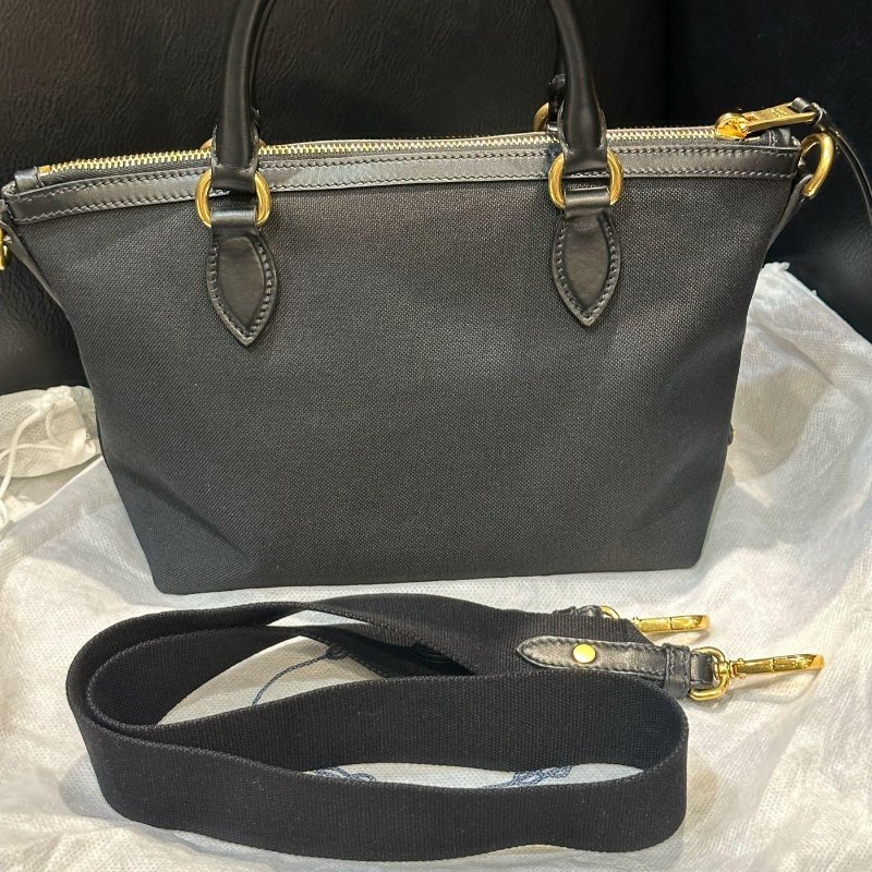 💎Han's house精品服飾💎PRADA 三角鐵牌 帆布 牛皮 包 義大利製 現貨 附可拆卸肩帶男生可換粗背帶 原價54000-4