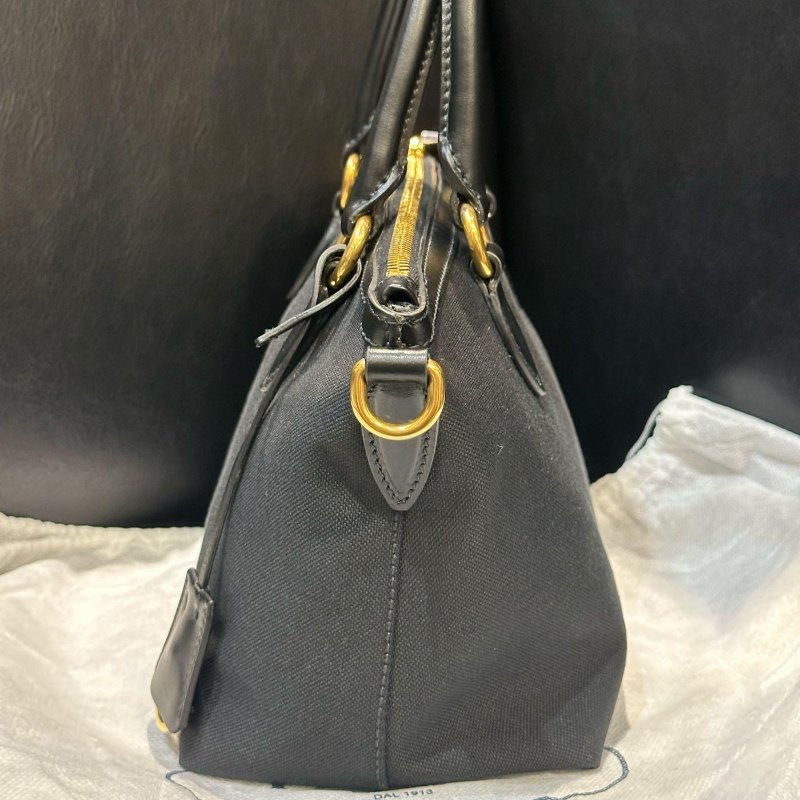 💎Han's house精品服飾💎PRADA 三角鐵牌 帆布 牛皮 包 義大利製 現貨 附可拆卸肩帶男生可換粗背帶 原價54000-6