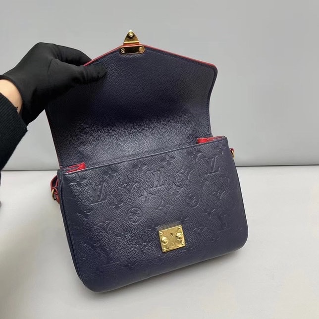 LV 全皮壓紋深藍色 郵差包-2