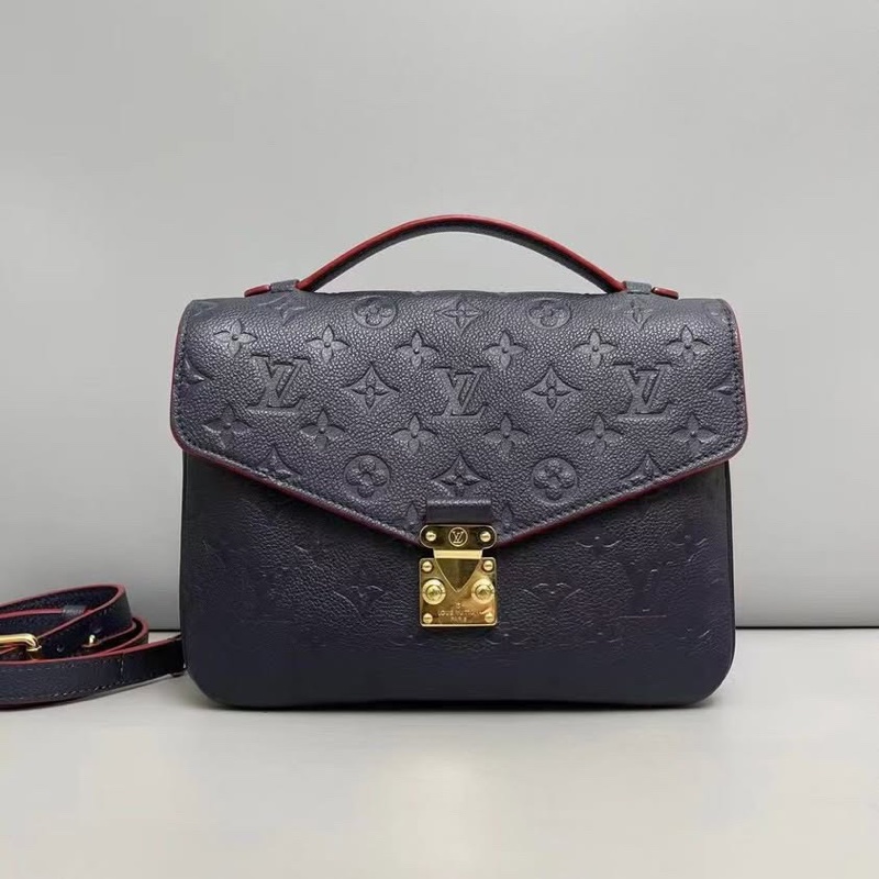 LV 全皮壓紋深藍色 郵差包-12