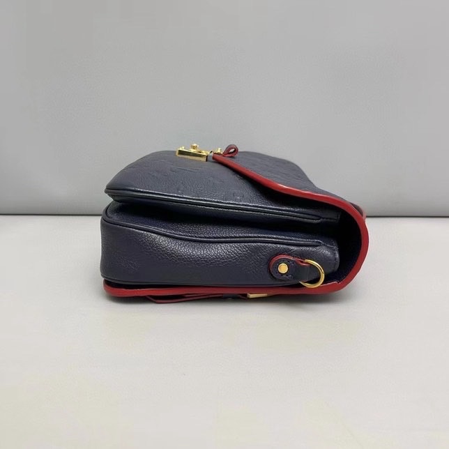 LV 全皮壓紋深藍色 郵差包-14