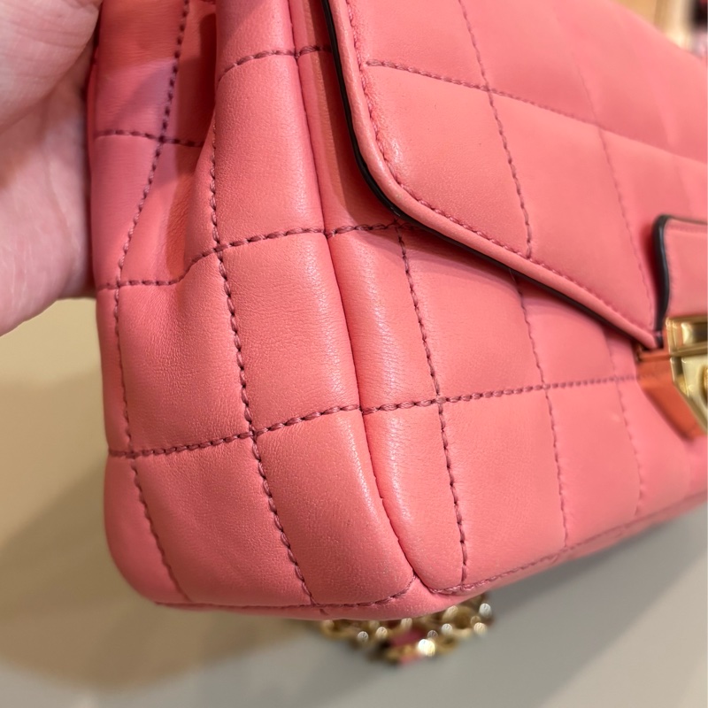 Michael Kors SOHO粉色芭比粉鏈條羊皮包-14