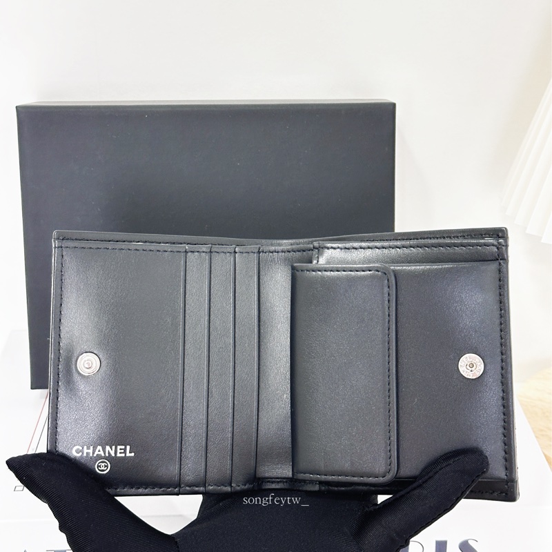 Chanel 24P 季節款 鏤空雙C 兩折短夾-3