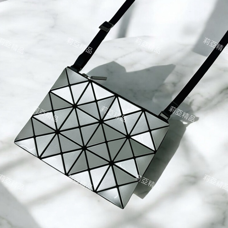 莉亞精品♡三宅一生 3X4亮面斜背包銀色 二手-0