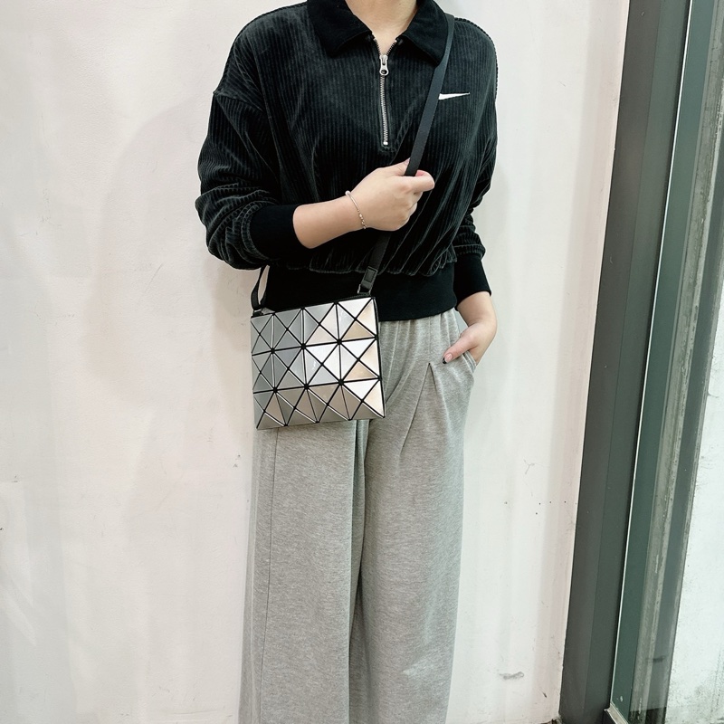 莉亞精品♡三宅一生 3X4亮面斜背包銀色 二手-1