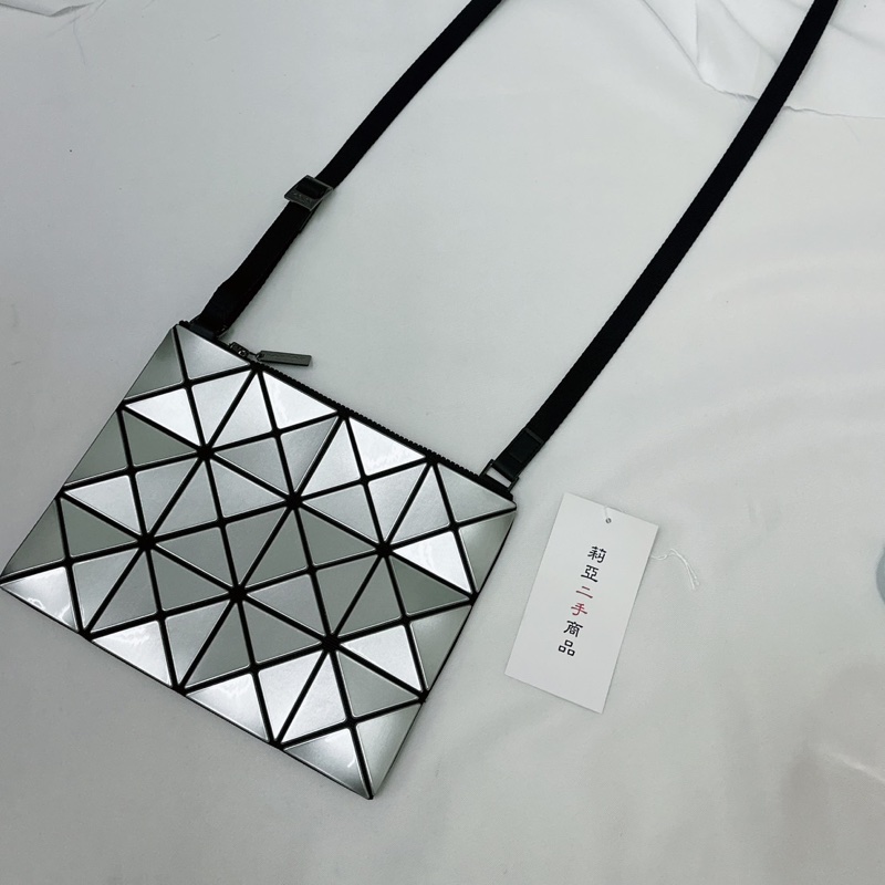 莉亞精品♡三宅一生 3X4亮面斜背包銀色 二手-2