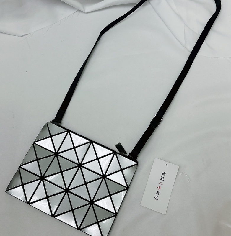 莉亞精品♡三宅一生 3X4亮面斜背包銀色 二手-3