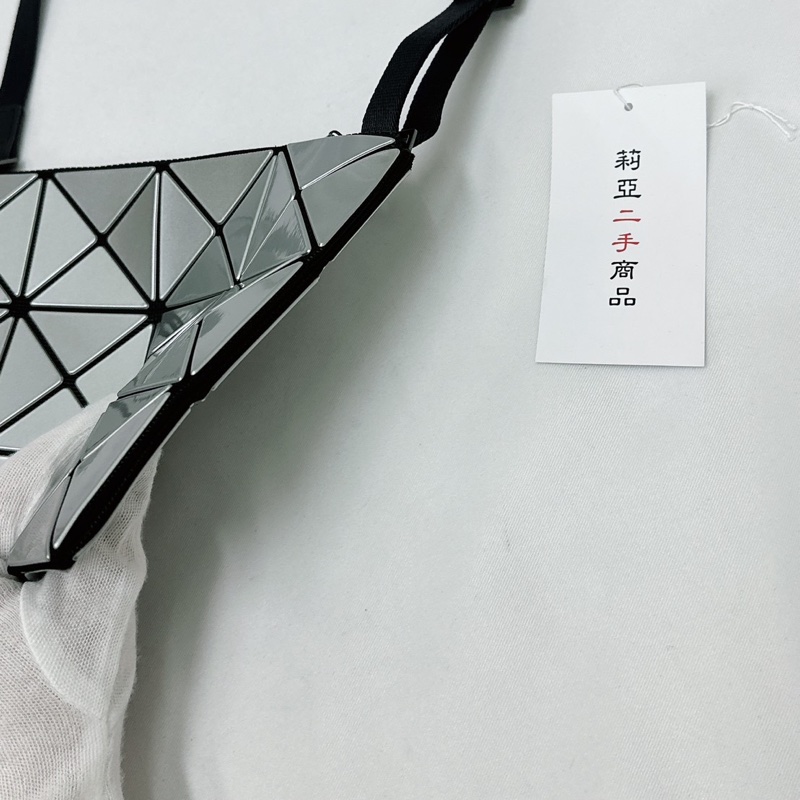 莉亞精品♡三宅一生 3X4亮面斜背包銀色 二手-4