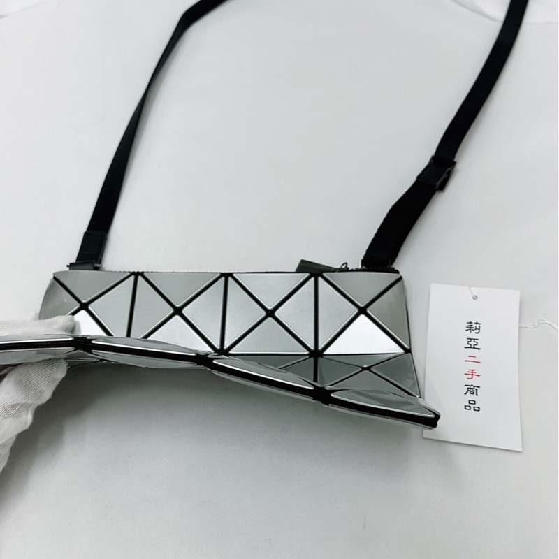 莉亞精品♡三宅一生 3X4亮面斜背包銀色 二手-5