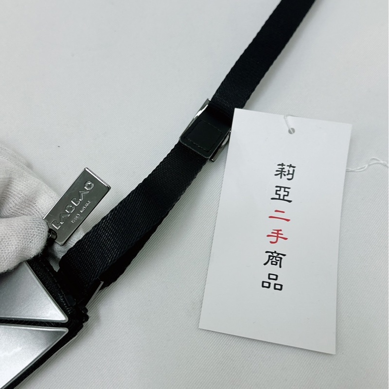 莉亞精品♡三宅一生 3X4亮面斜背包銀色 二手-7