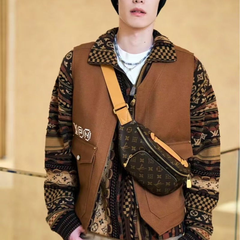 莉亞精品♡ LV 老花腰包 二手美包-1