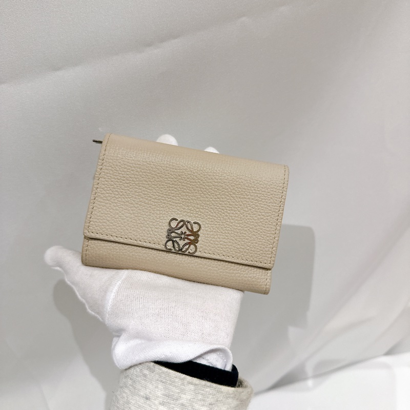 莉亞精品♡ Loewe沙色牛皮短夾銀扣 二手美品-1