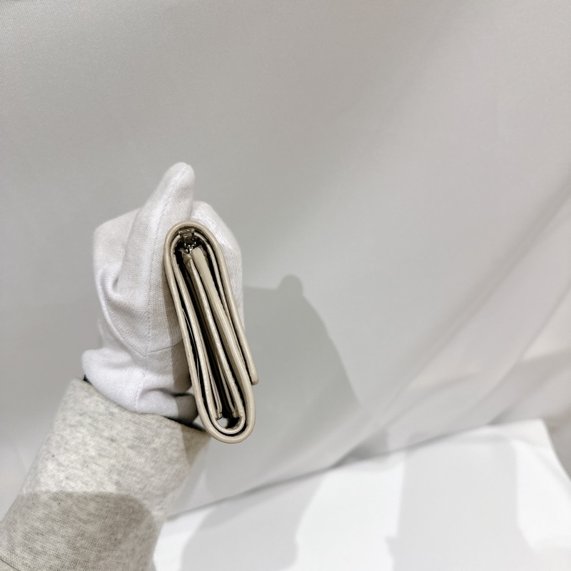 莉亞精品♡ Loewe沙色牛皮短夾銀扣 二手美品-5