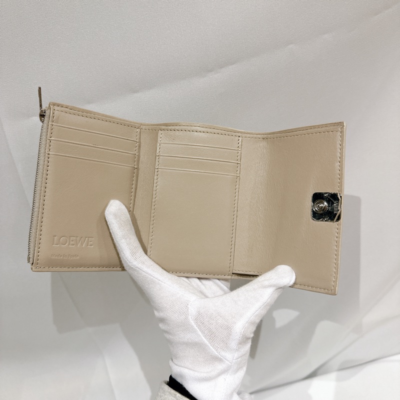莉亞精品♡ Loewe沙色牛皮短夾銀扣 二手美品-13