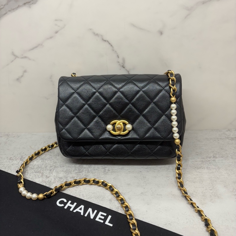 CHANEL香奈兒|22C新款珍珠鏈條口蓋包 黑金 晶片款-0