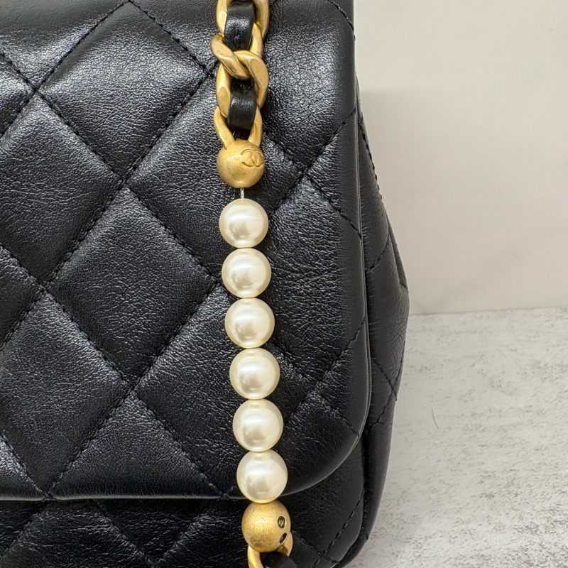 CHANEL香奈兒|22C新款珍珠鏈條口蓋包 黑金 晶片款-2