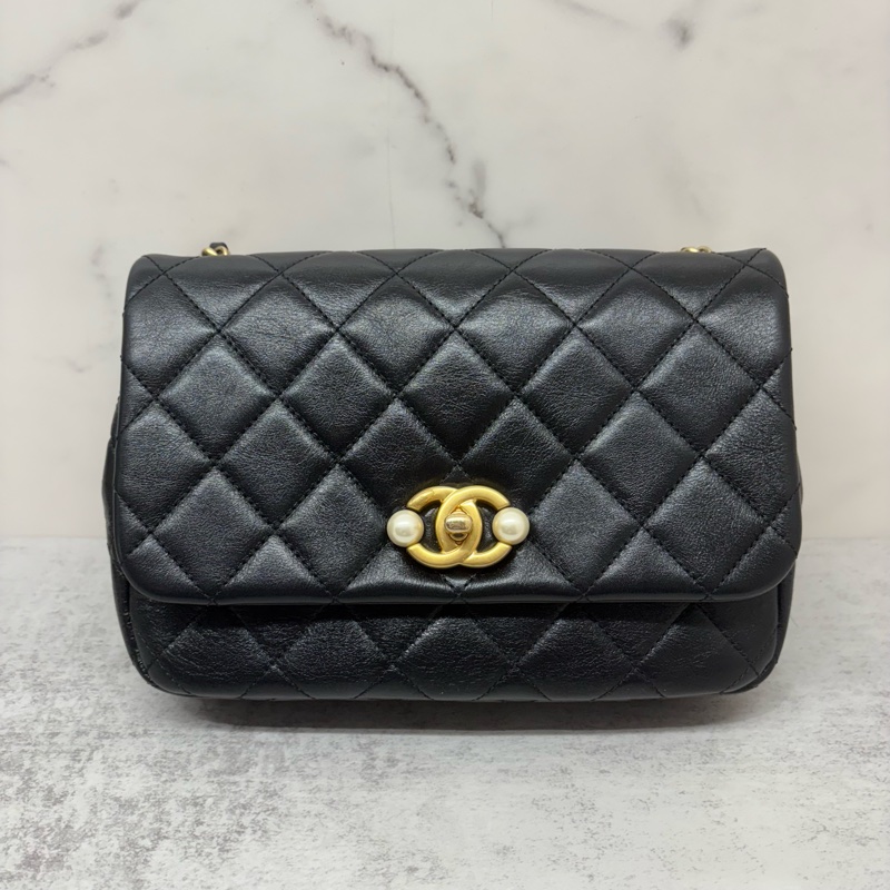 CHANEL香奈兒|22C新款珍珠鏈條口蓋包 黑金 晶片款-3
