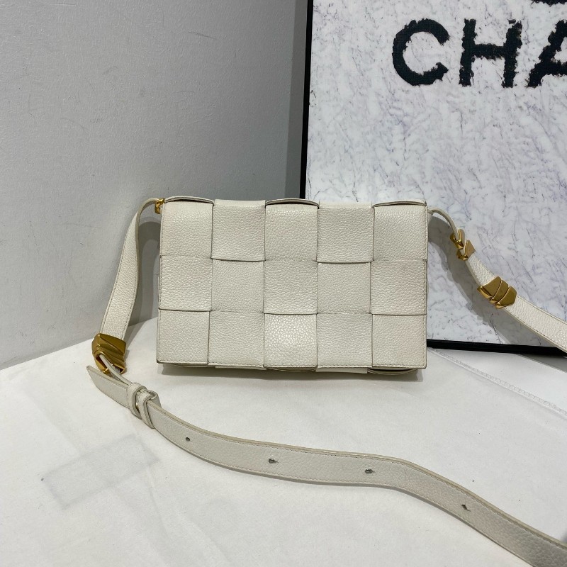 Bottega Veneta cassette 15格牛皮革蛇骨金屬扣裝飾肩帶斜背包肩背包-1