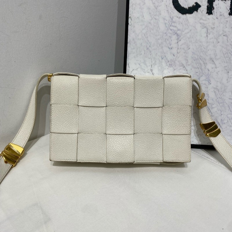 Bottega Veneta cassette 15格牛皮革蛇骨金屬扣裝飾肩帶斜背包肩背包-2
