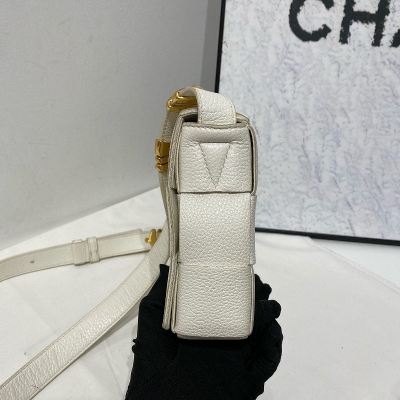 Bottega Veneta cassette 15格牛皮革蛇骨金屬扣裝飾肩帶斜背包肩背包-3