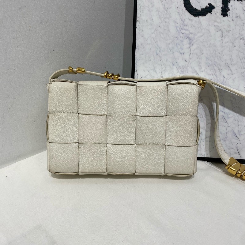 Bottega Veneta cassette 15格牛皮革蛇骨金屬扣裝飾肩帶斜背包肩背包-4