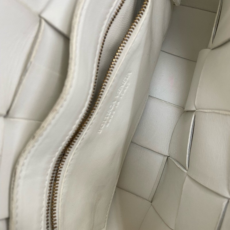 Bottega Veneta cassette 15格牛皮革蛇骨金屬扣裝飾肩帶斜背包肩背包-8