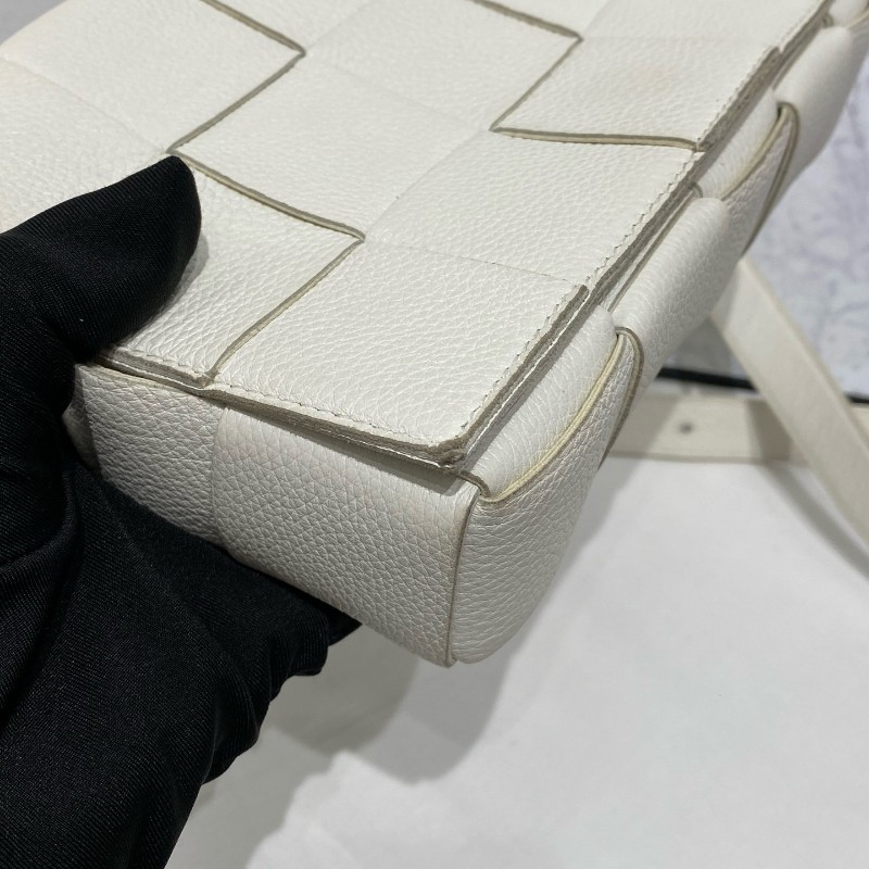 Bottega Veneta cassette 15格牛皮革蛇骨金屬扣裝飾肩帶斜背包肩背包-9