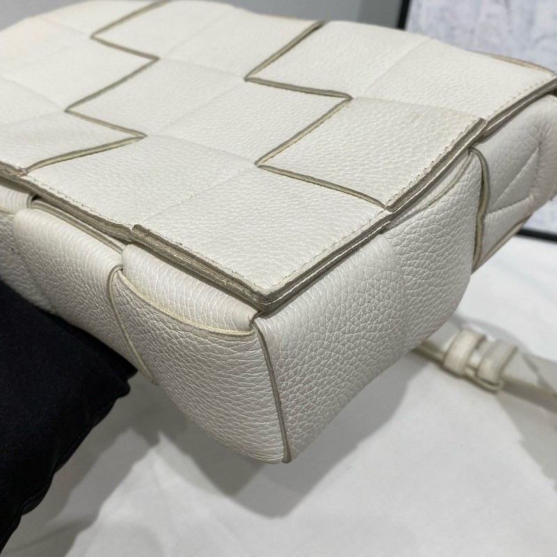 Bottega Veneta cassette 15格牛皮革蛇骨金屬扣裝飾肩帶斜背包肩背包-10