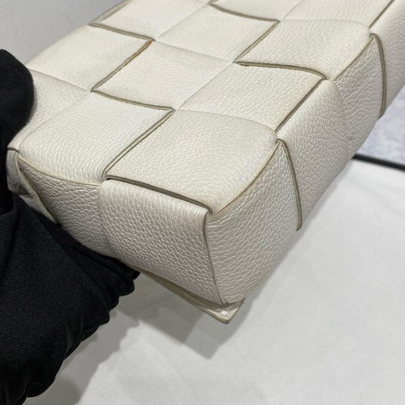 Bottega Veneta cassette 15格牛皮革蛇骨金屬扣裝飾肩帶斜背包肩背包-11