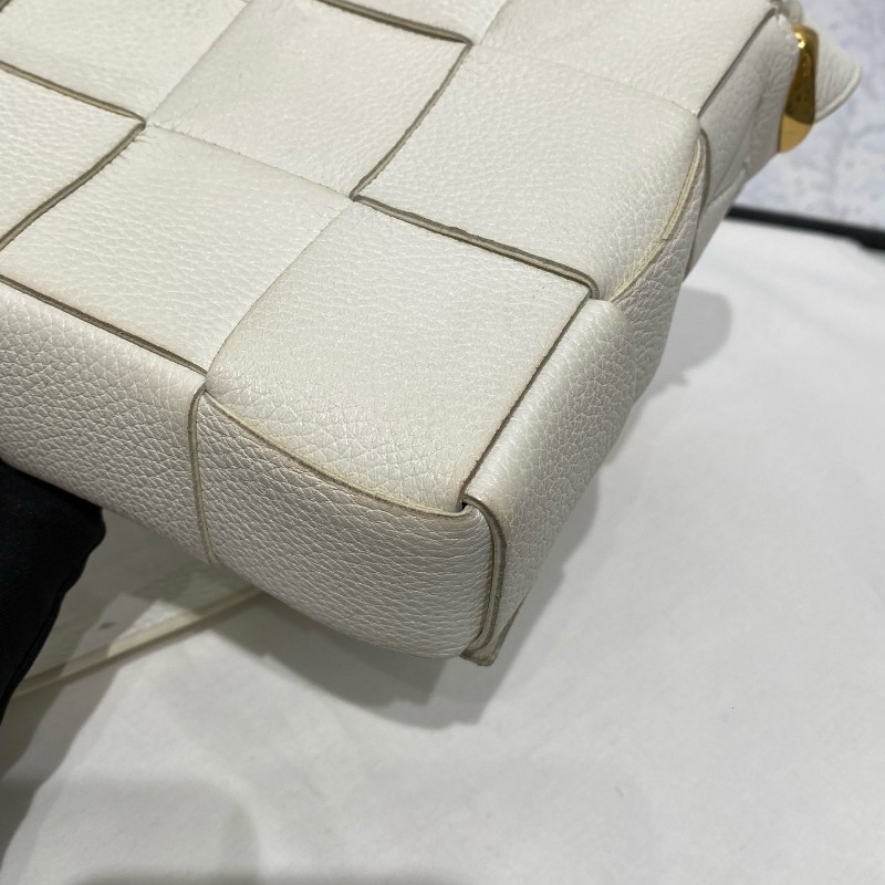 Bottega Veneta cassette 15格牛皮革蛇骨金屬扣裝飾肩帶斜背包肩背包-12