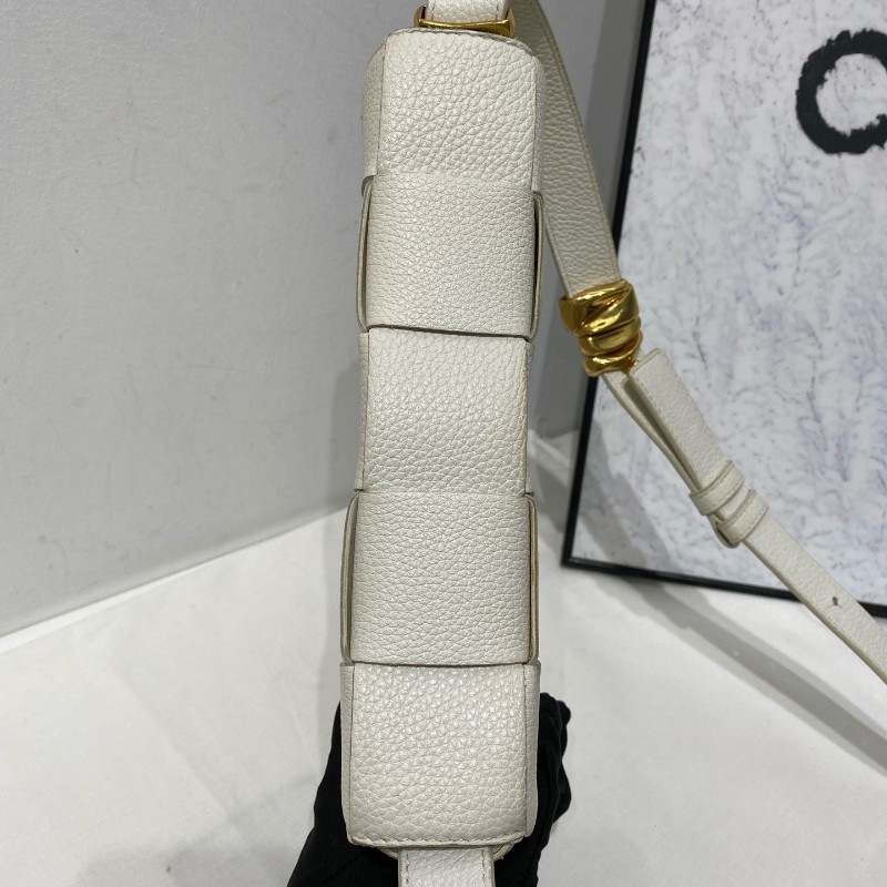 Bottega Veneta cassette 15格牛皮革蛇骨金屬扣裝飾肩帶斜背包肩背包-13