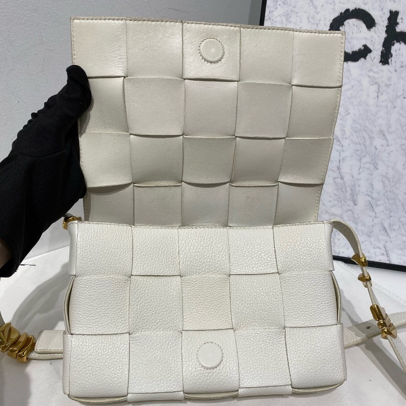 Bottega Veneta cassette 15格牛皮革蛇骨金屬扣裝飾肩帶斜背包肩背包-14