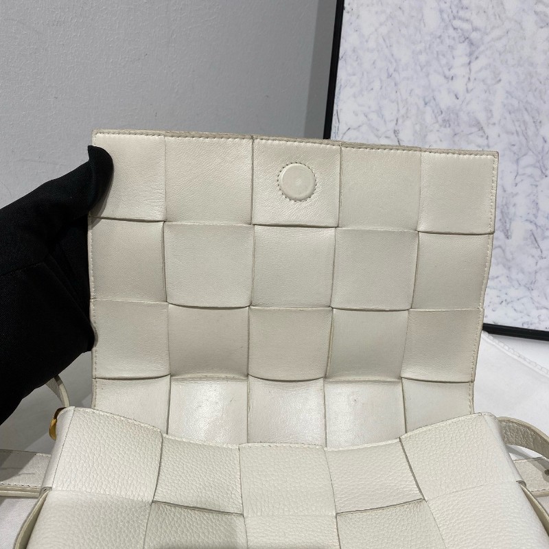 Bottega Veneta cassette 15格牛皮革蛇骨金屬扣裝飾肩帶斜背包肩背包-15