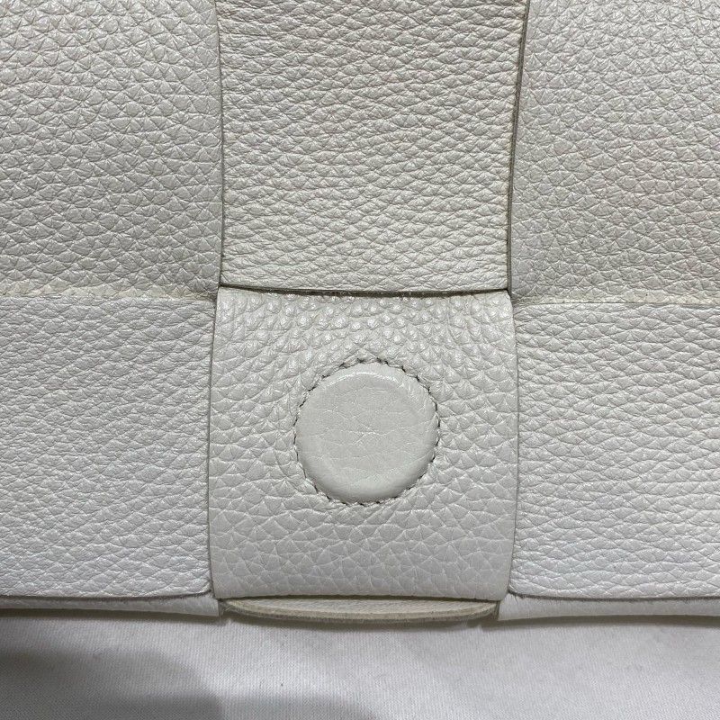 Bottega Veneta cassette 15格牛皮革蛇骨金屬扣裝飾肩帶斜背包肩背包-16